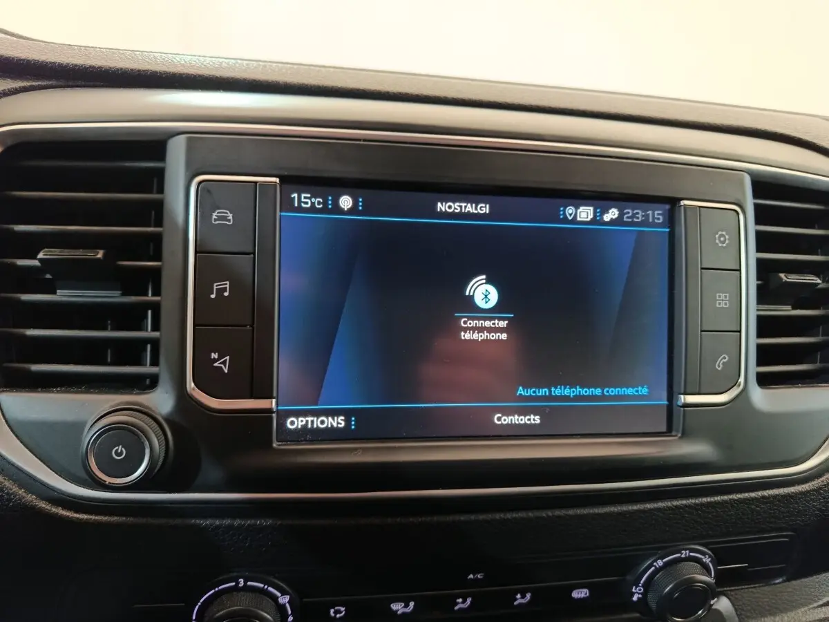 Écran tactile central du tableau de bord du Peugeot Expert Fourgon blanc, affichant la connexion Bluetooth au téléphone.