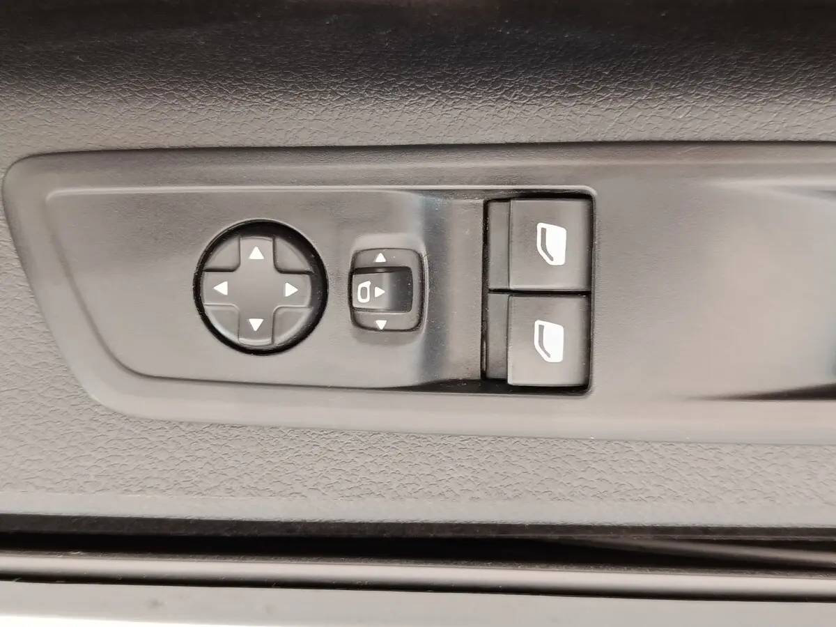 Gros plan sur les commandes de réglage des rétroviseurs et des vitres électriques côté conducteur du Peugeot Expert Fourgon blanc.