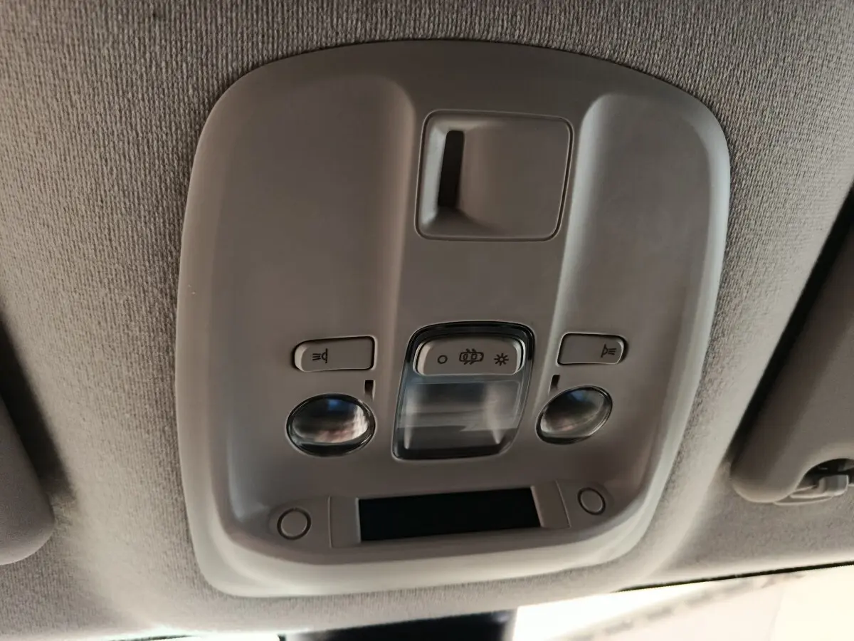 Plafonnier intérieur gris clair du Peugeot Expert Fourgon blanc, avec boutons d'éclairage et commande centrale.