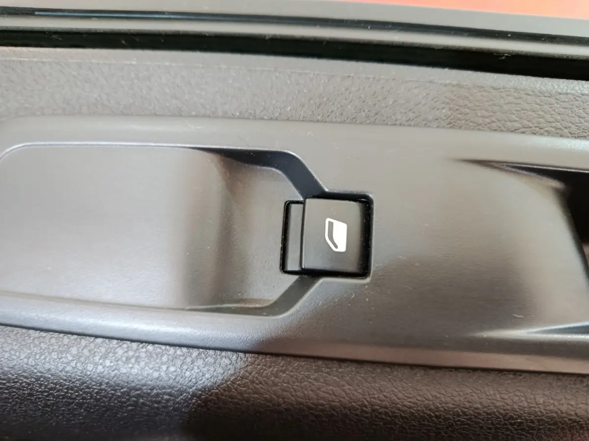 Gros plan sur le bouton de commande de la porte coulissante intérieure du Peugeot Expert Fourgon blanc, version 2023.
