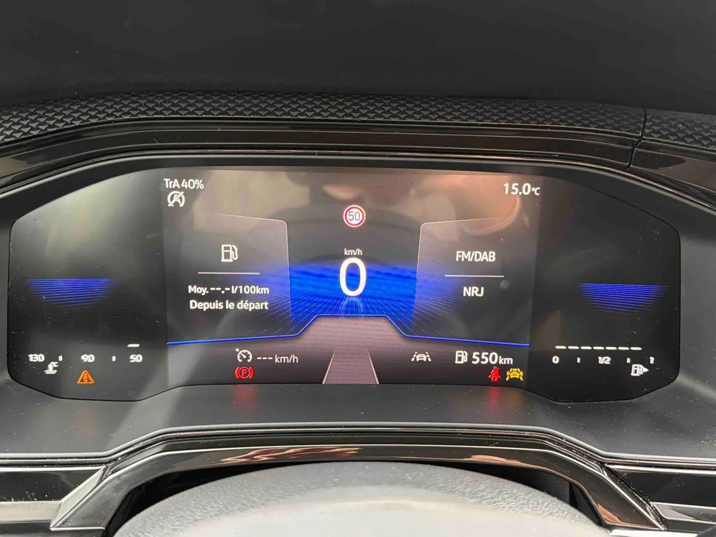 Vue rapprochée du combiné d'instruments digital de la Volkswagen Polo 2025 affichant la vitesse à 0 km/h et la température extérieure.