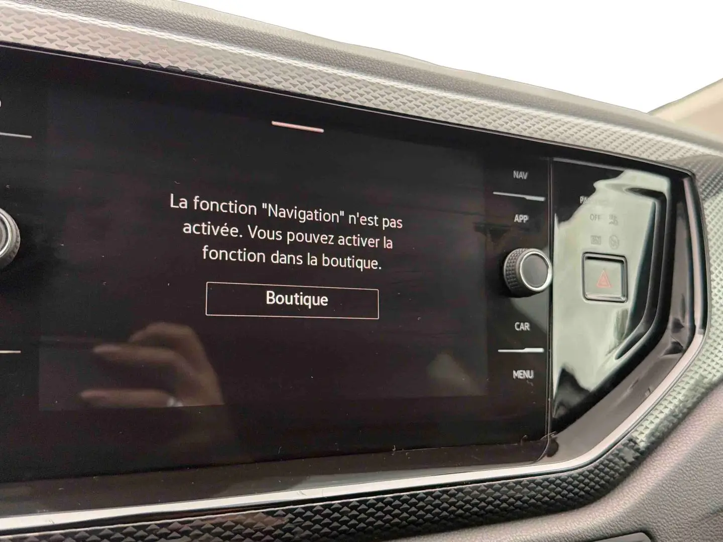 Écran tactile central de la Volkswagen Polo 2025 en gros plan, avec message d'activation de la navigation.