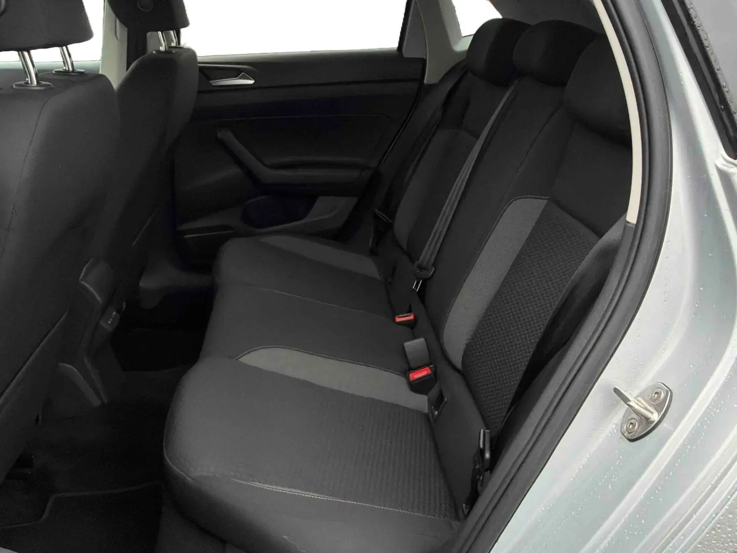 Vue intérieure côté droit sur la banquette arrière grise de la Volkswagen Polo 2025 avec porte ouverte.