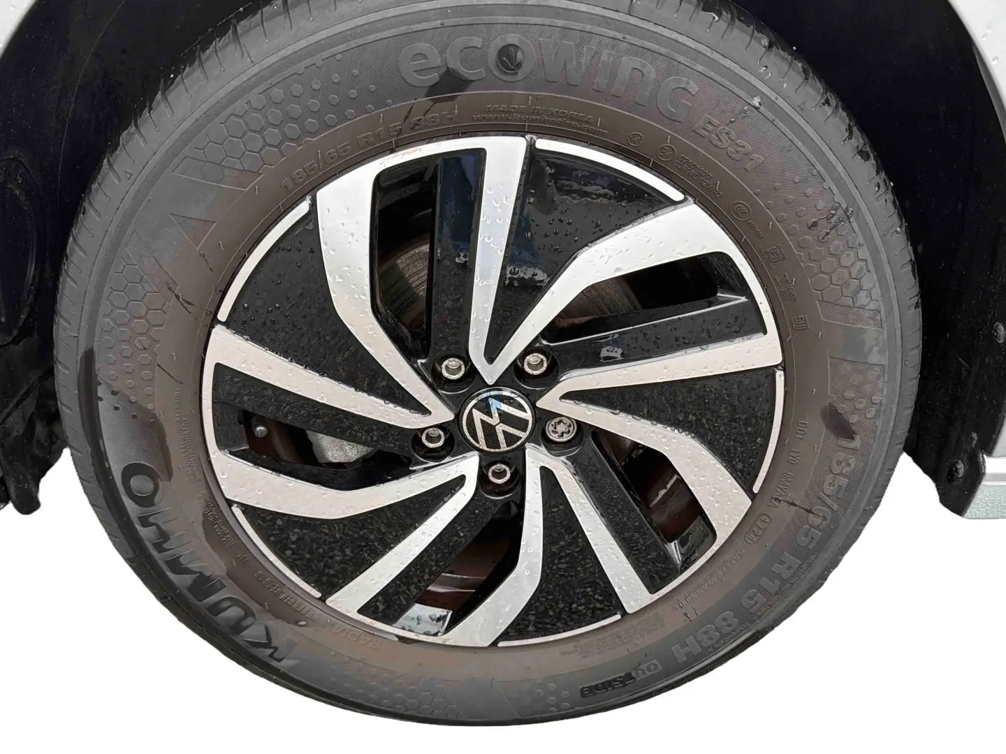 Gros plan sur la jante alliage 15 pouces bicolore de la Volkswagen Polo grise avec pneu Kumho Ecowing.