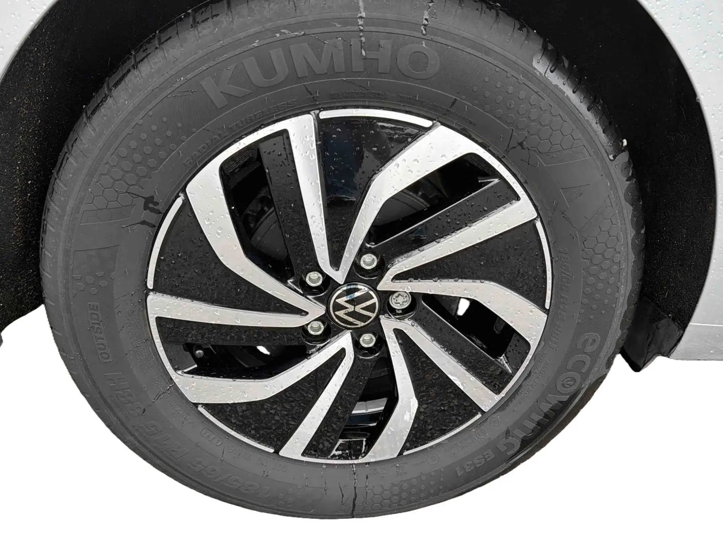 Gros plan sur la jante alliage 15 pouces bicolore noire et argentée de la Volkswagen Polo grise, avec pneu Kumho visible.