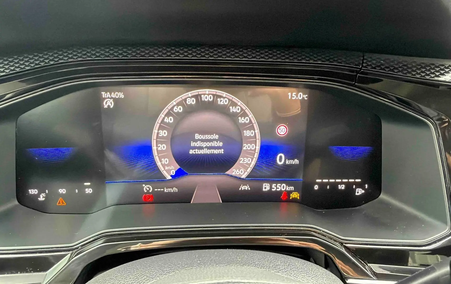 Vue rapprochée du combiné d’instruments digital de la Volkswagen Polo 2025 affichant la vitesse à 0 km/h et plusieurs alertes.