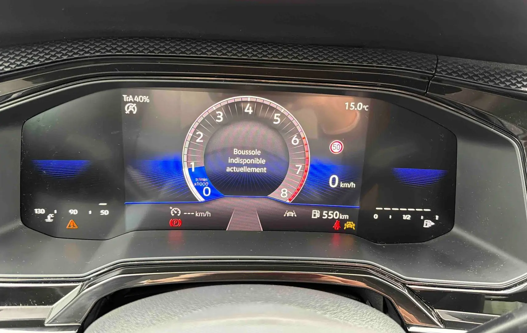 Vue rapprochée du combiné d'instruments digital de la Volkswagen Polo 2025 affichant compte-tours et vitesse à 0 km/h.