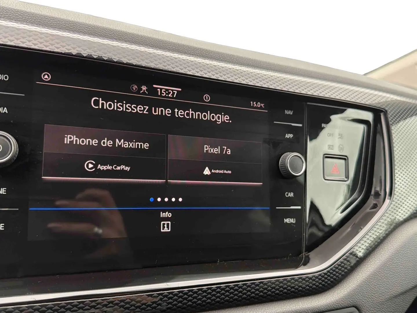 Écran tactile central de la Volkswagen Polo 2025 affichant le choix entre Apple CarPlay et Android Auto.