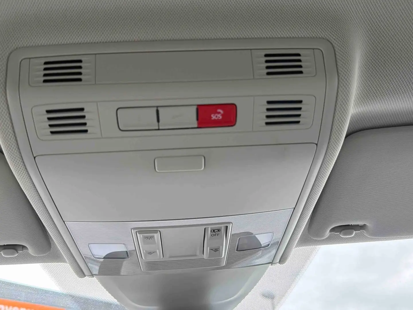 Vue intérieure du plafonnier gris clair avec bouton SOS et éclairages dans une Volkswagen Polo 2025.