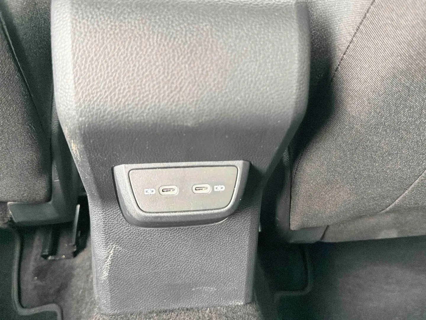 Vue rapprochée des ports USB-C arrière sur la console centrale intérieure de la Volkswagen Polo grise 2025.