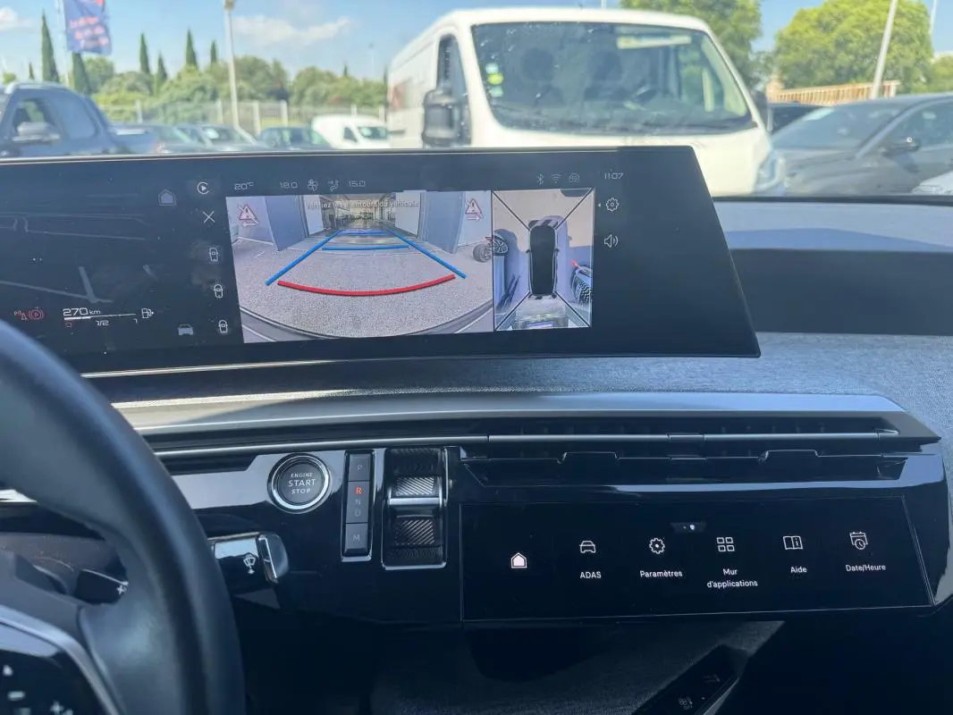 Vue intérieure du tableau de bord du Peugeot 3008 Hybrid 2025, avec écran numérique affichant la caméra de recul.