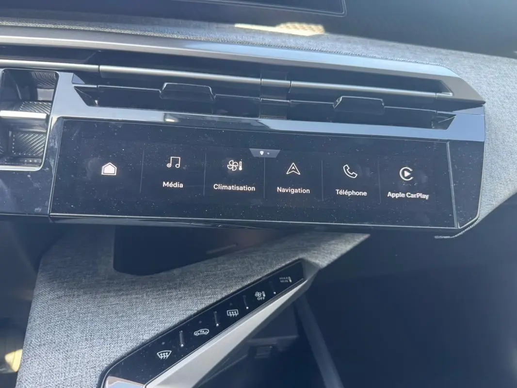 Vue rapprochée de la console centrale tactile du Peugeot 3008 Hybrid gris foncé, affichant les commandes multimédia et climatisation.
