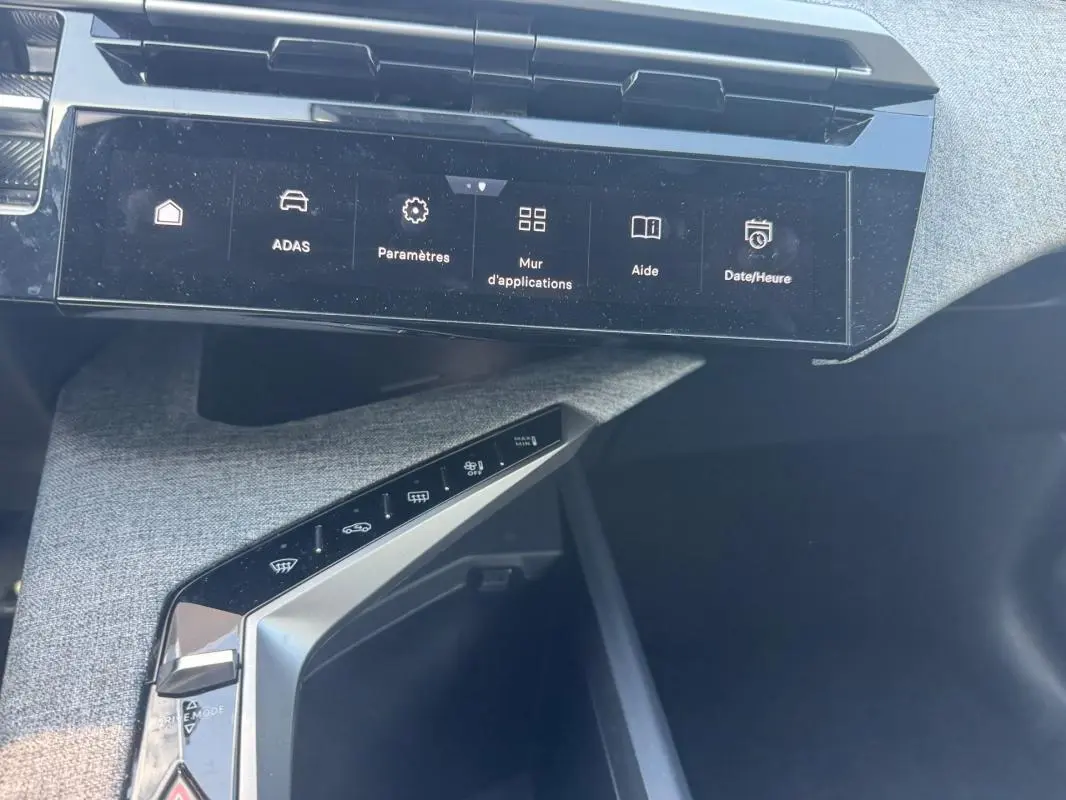 Vue rapprochée de la console centrale et écran tactile du Peugeot 3008 Hybrid gris foncé, mettant en valeur les commandes digitales.