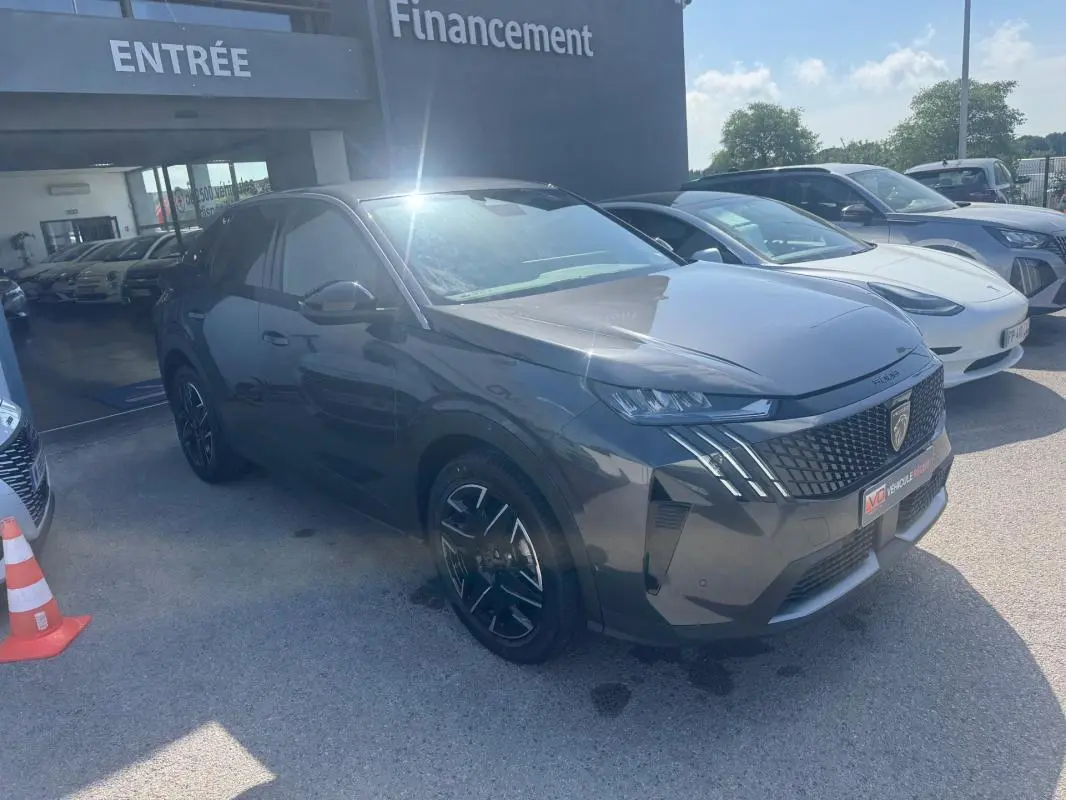 Peugeot 3008 Hybrid gris foncé vue 3/4 avant droit, avec calandre distinctive et jantes alliage 19 pouces.