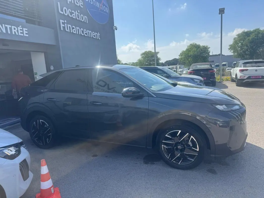 Peugeot 3008 Hybrid gris foncé vue de profil côté droit, avec jantes alliage noires et teintées.
