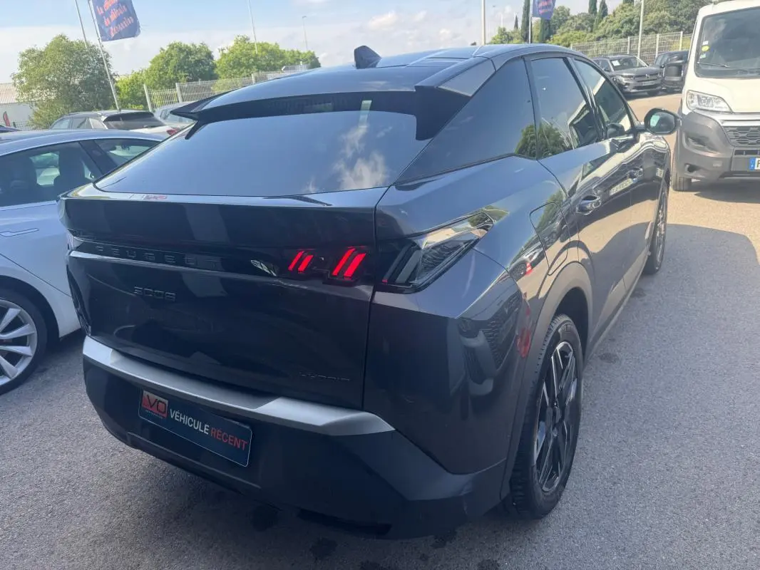 Vue 3/4 arrière droite d’un Peugeot 3008 Hybrid gris foncé avec feux arrière à LED et jantes alliage 19 pouces.