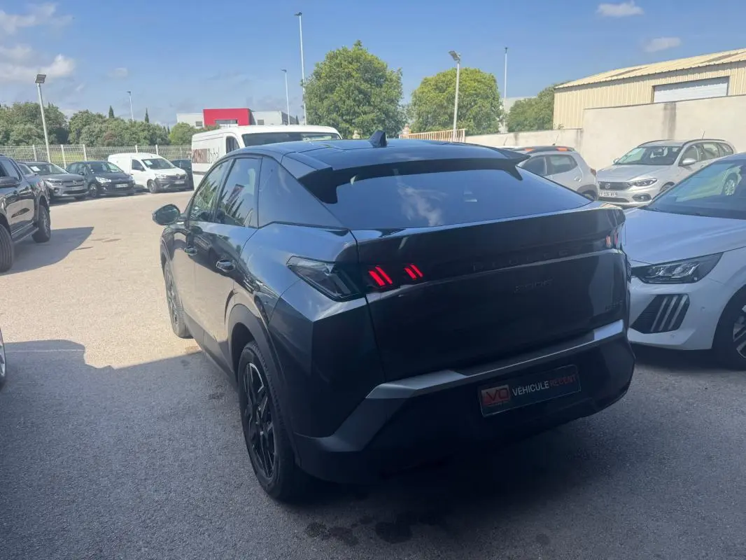 Vue 3/4 arrière droite d’un Peugeot 3008 Hybrid gris foncé avec feux arrière LED et jantes alliage 19 pouces.