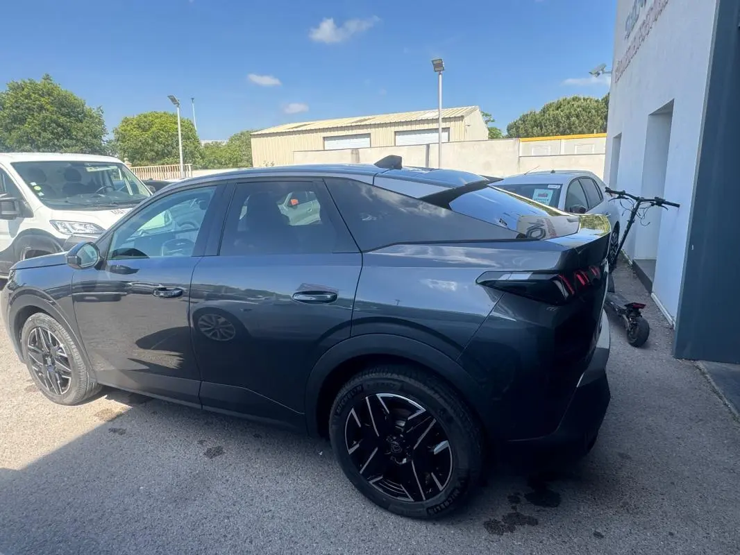 Peugeot 3008 Hybrid gris foncé vue 3/4 arrière droit, jantes alliage 19 pouces et lignes anguleuses marquées.