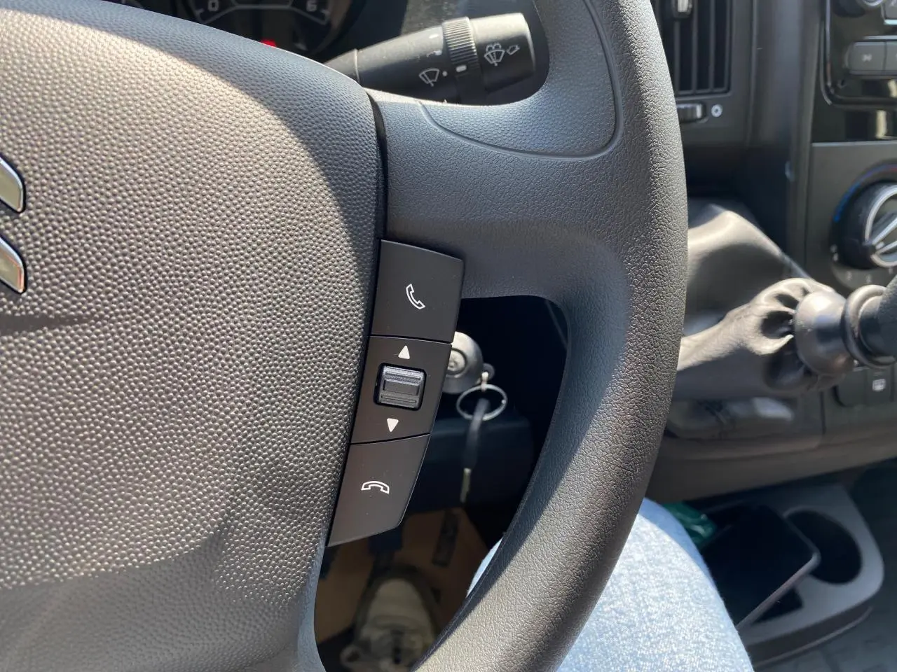 Gros plan sur le volant noir du Citroën Jumper 2023 avec commandes Bluetooth visibles côté gauche.