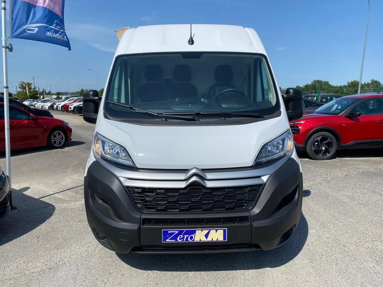Vue frontale d’un utilitaire Citroën Jumper blanc avec calandre noire et plaque Zero KM visible au centre.