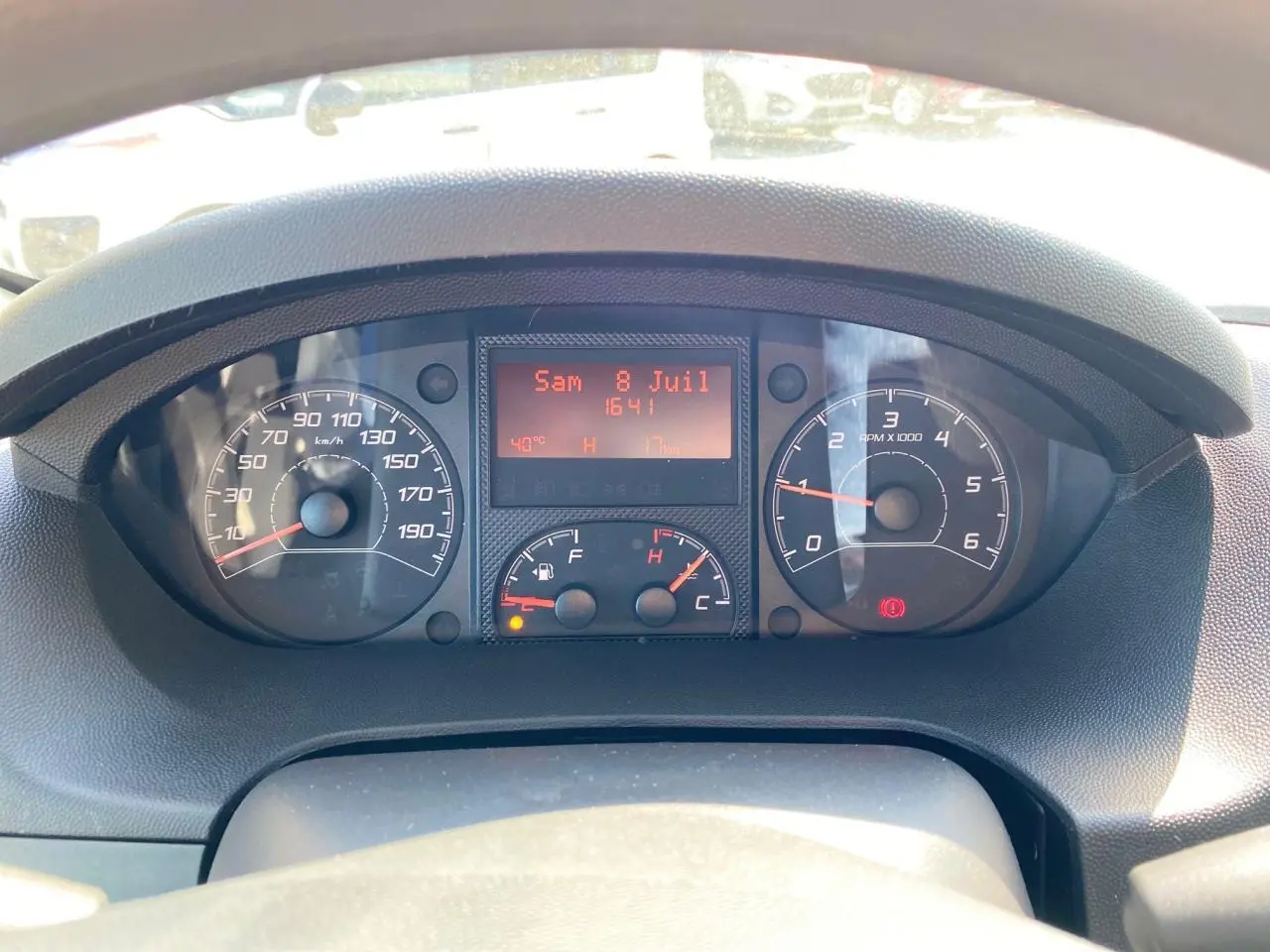 Tableau de bord du Citroën Jumper 2023 avec compte-tours, compteur de vitesse et écran digital affichant la date et heure