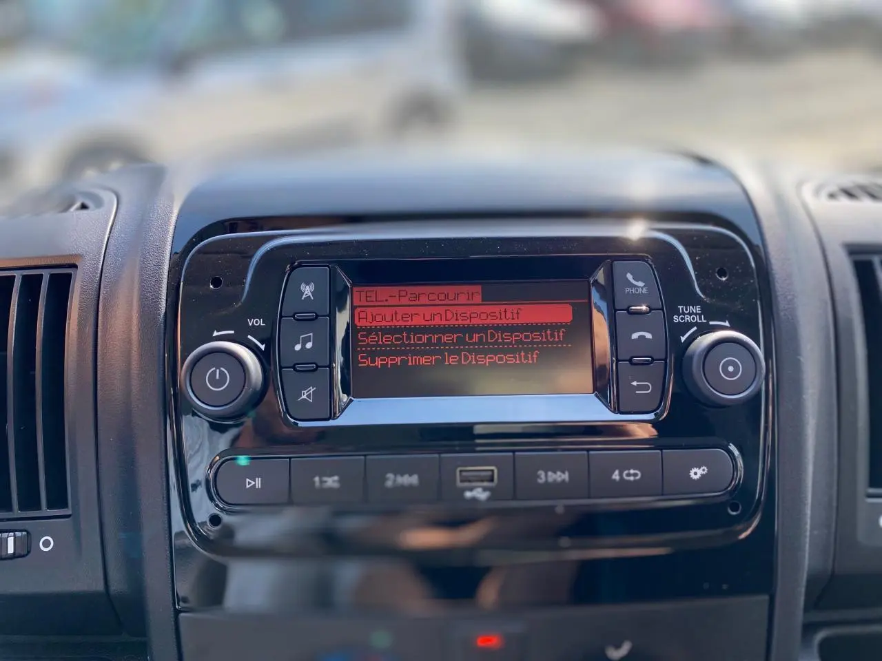 Tableau de bord du Citroën Jumper 2023 montrant l'écran central avec menu Bluetooth en lumière naturelle.