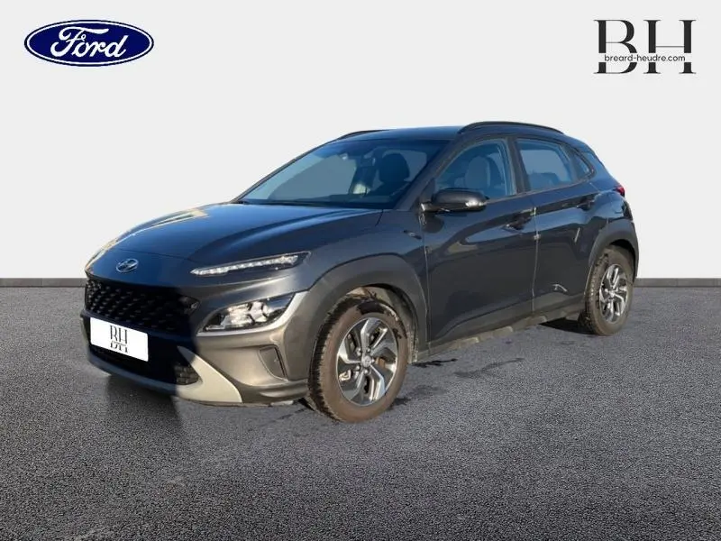 Hyundai Kona hybride Dark Knight Métal en 3/4 avant droit, avec jantes alu et feux LED distinctifs.