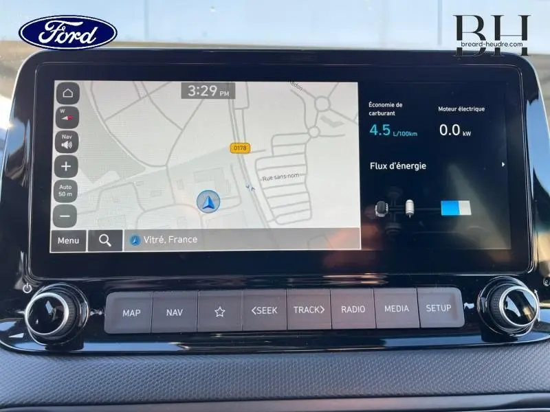 Écran tactile central du Hyundai Kona 2022 affichant la navigation et le flux d'énergie en mode hybride.