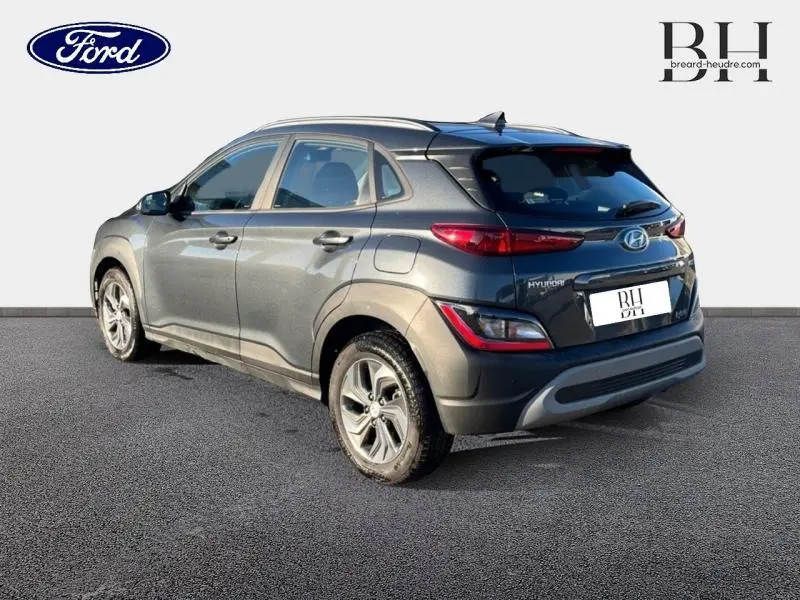 Vue 3/4 arrière droite d'un Hyundai Kona 2022 hybride en Dark Knight Métal avec jantes alu et feux LED.