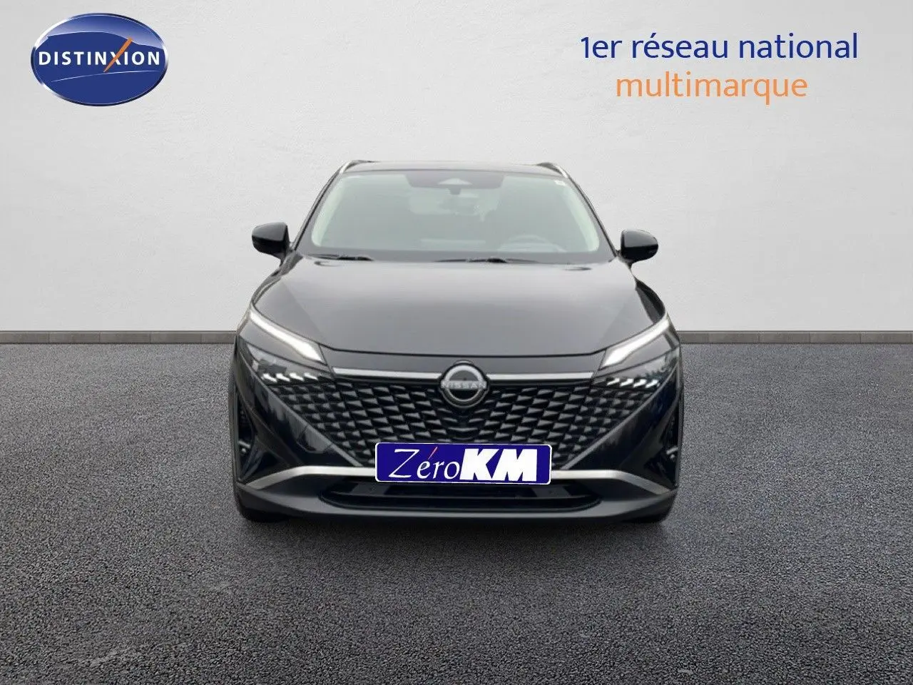 Vue frontale du Nissan Qashqai 2025 noir perle métal avec calandre distinctive et feux LED fins allumés.