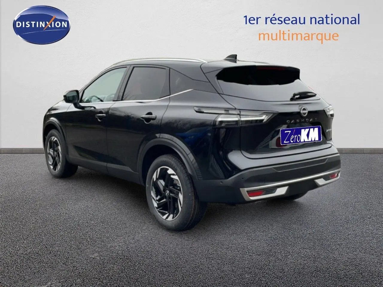Vue 3/4 arrière droite du Nissan Qashqai 2025 noir perle métal avec jantes distinctives et feux LED arrière.