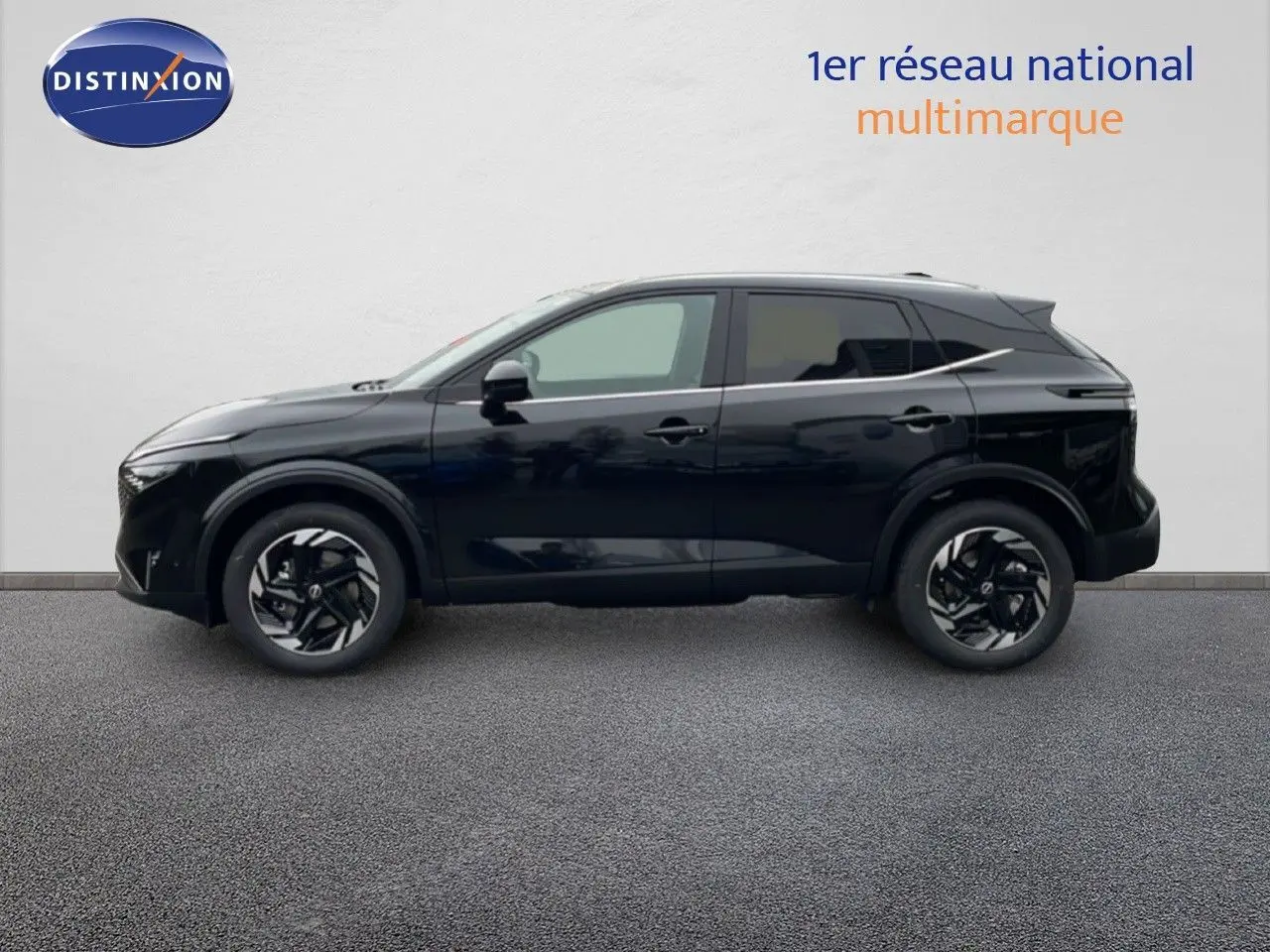 Profil droit du Nissan Qashqai 2025 noir perle métal avec jantes noires et toit contrasté gris.