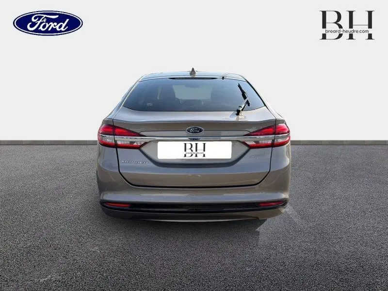 Vue arrière d'une Ford Mondeo gris Premium Millenium avec feux arrière LED et lunette arrière dégivrante.