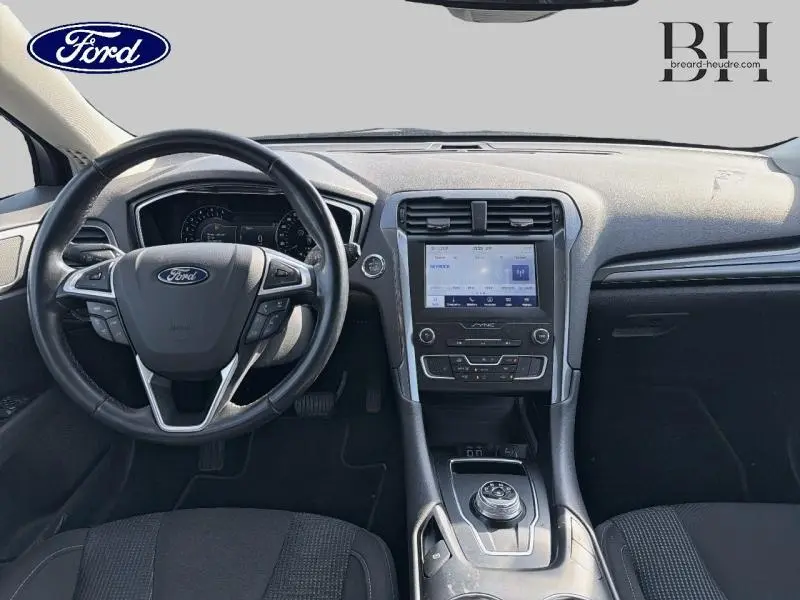 Vue intérieure frontale du tableau de bord et volant cuir noir de la Ford Mondeo Titanium Business 2021.