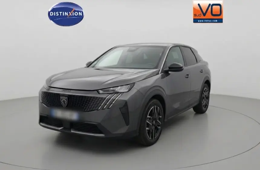 Vue 3/4 avant d’un Peugeot 3008 Hybrid gris foncé avec jantes alliage 19 pouces dans un studio blanc.