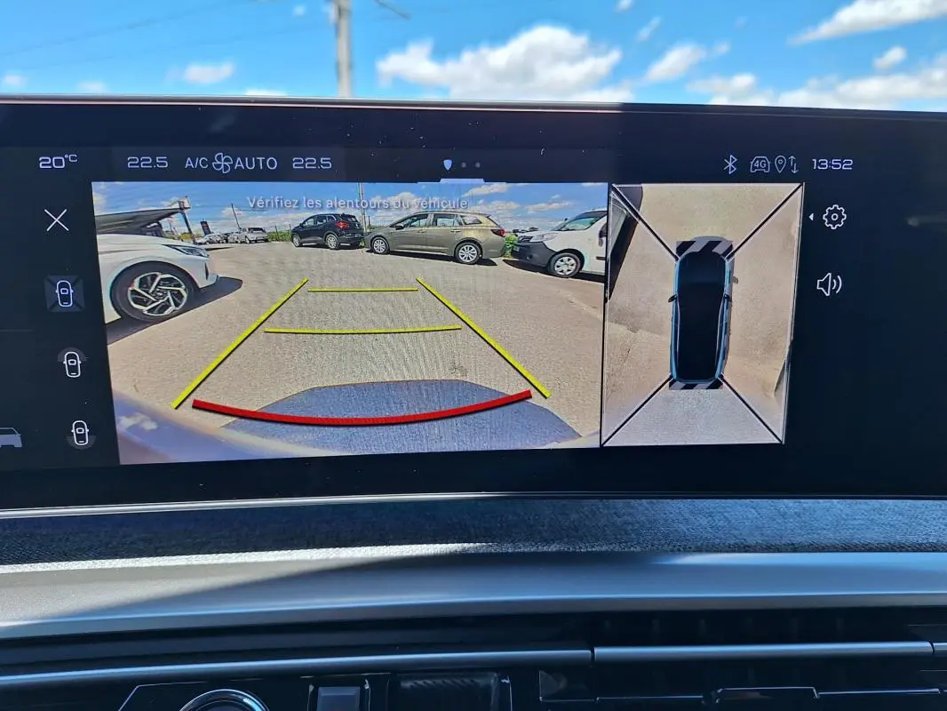 Écran multimédia du Peugeot 3008 Hybrid gris foncé montrant la caméra de recul et la vue 360° du véhicule en stationnement.