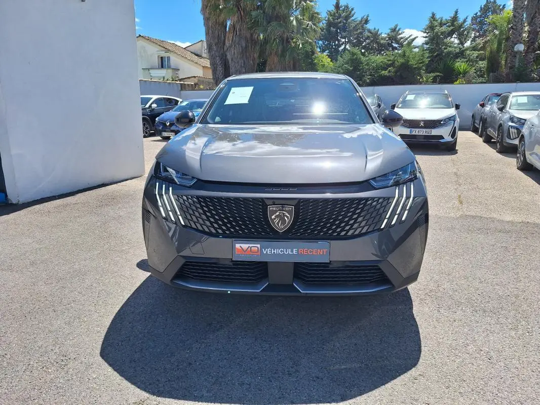 Vue avant d'un Peugeot 3008 Hybrid gris foncé avec calandre noire et feux LED verticaux distinctifs.