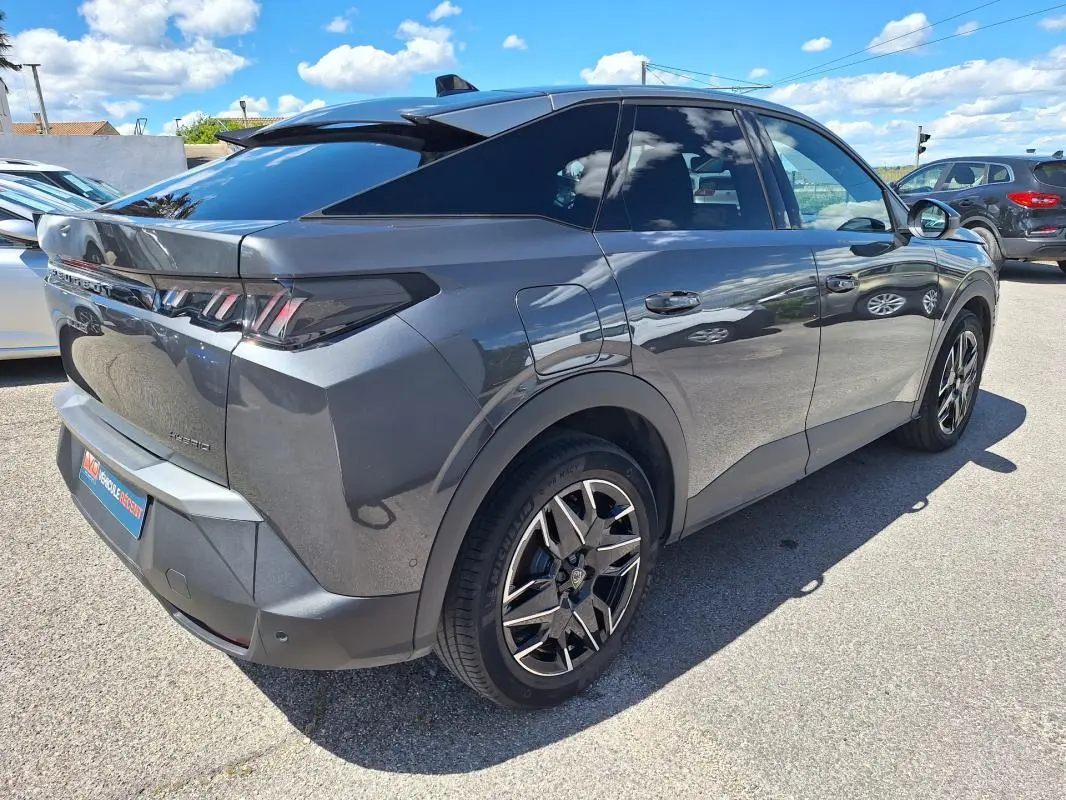 Peugeot 3008 Hybrid gris foncé en 3/4 arrière droit, avec jantes alliage 19 pouces et vitres teintées.