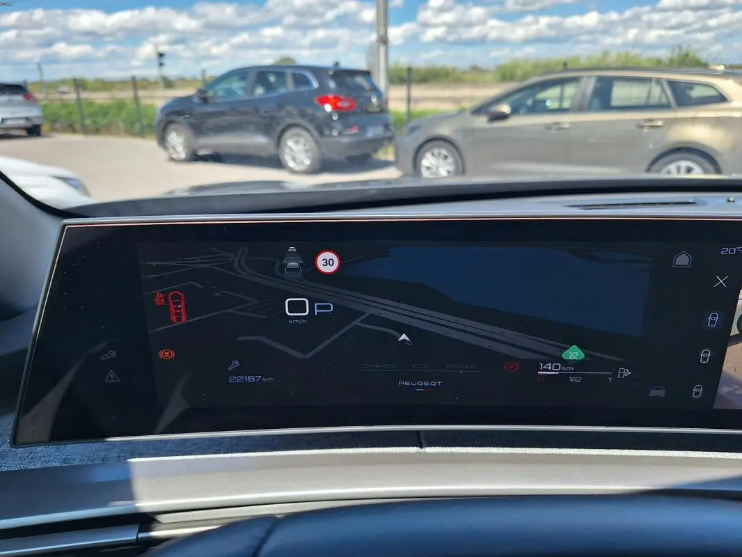 Vue intérieure du cockpit numérique du Peugeot 3008 Hybrid gris foncé, affichage de navigation et informations de conduite.