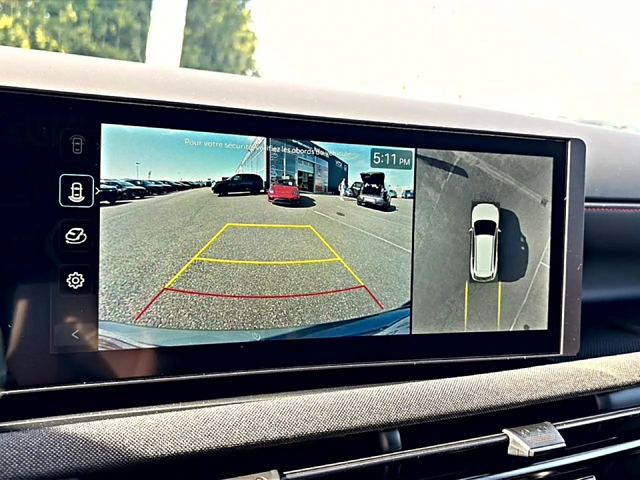 Écran tactile intérieur montrant la caméra de recul et vue panoramique 360° du Hyundai Tucson gris shadow 2026.