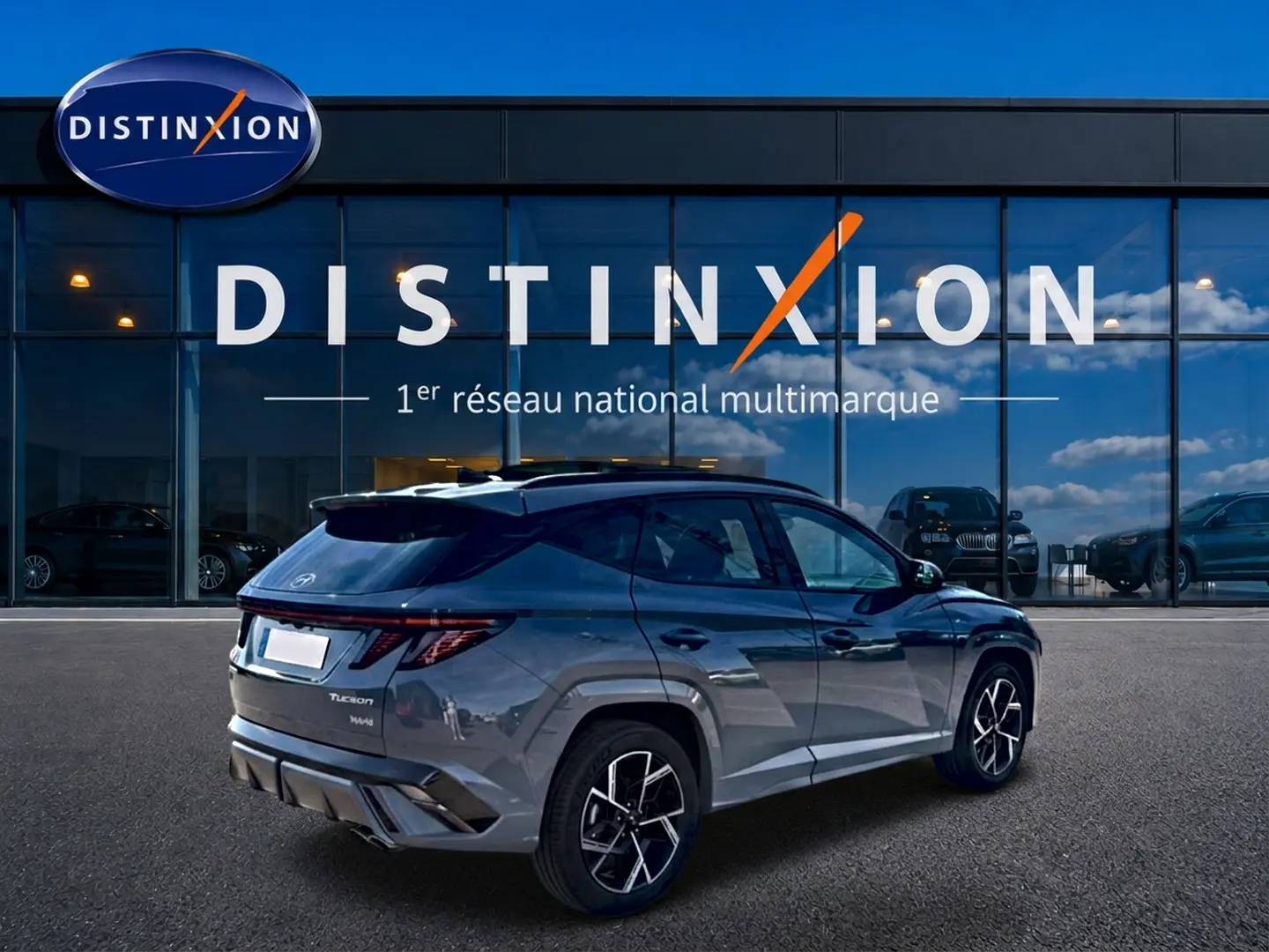 Vue 3/4 arrière droite du Hyundai Tucson 1.6 T-GDI hybride N Line Executive gris Shadow avec jantes alu distinctives.