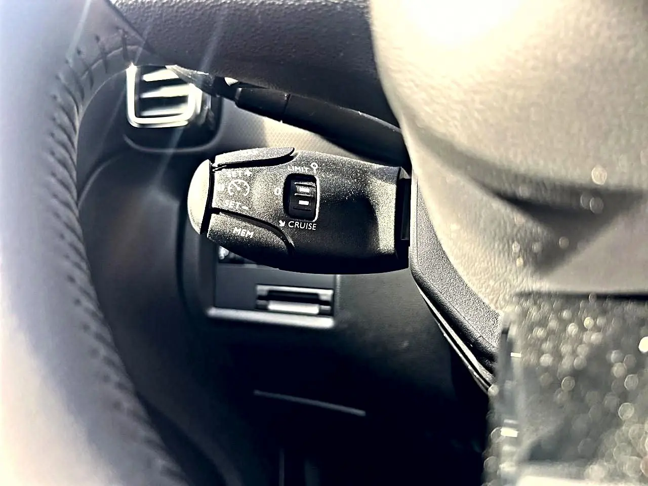 Gros plan sur la commande de régulateur de vitesse noire, côté gauche du volant cuir noir d'un Citroën C5 Aircross 2025.