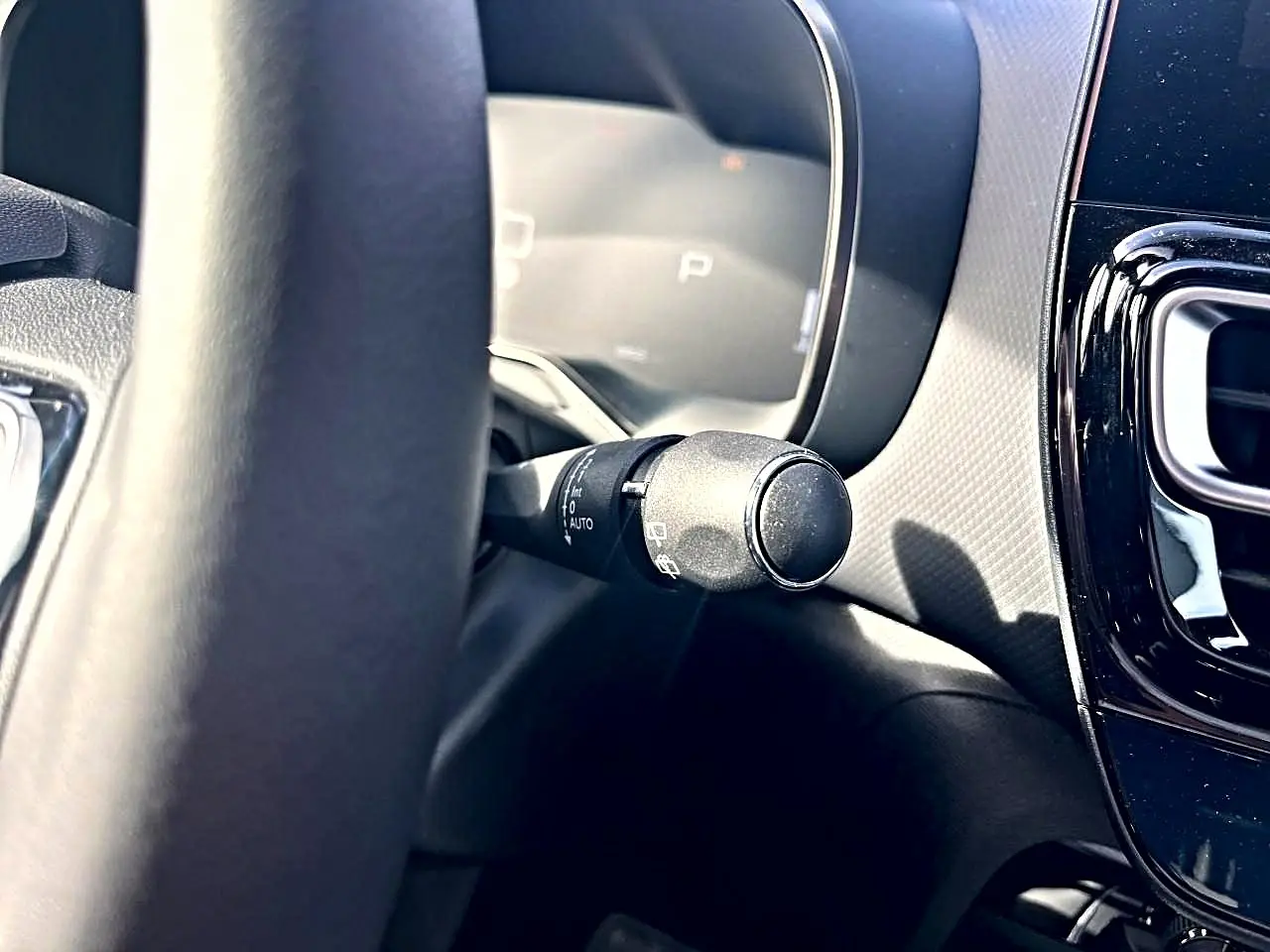 Gros plan sur la manette d’essuie-glace côté gauche du tableau de bord du Citroën C5 Aircross noir 2025.