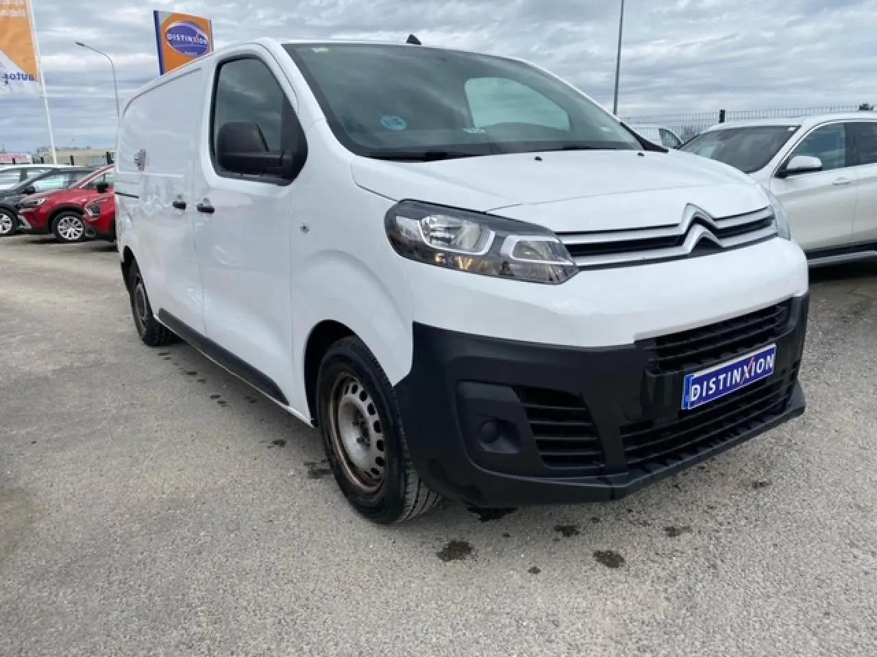 Fourgon Citroën Jumpy blanc vu en 3/4 avant droit, avec pare-chocs noirs et roues acier visibles.