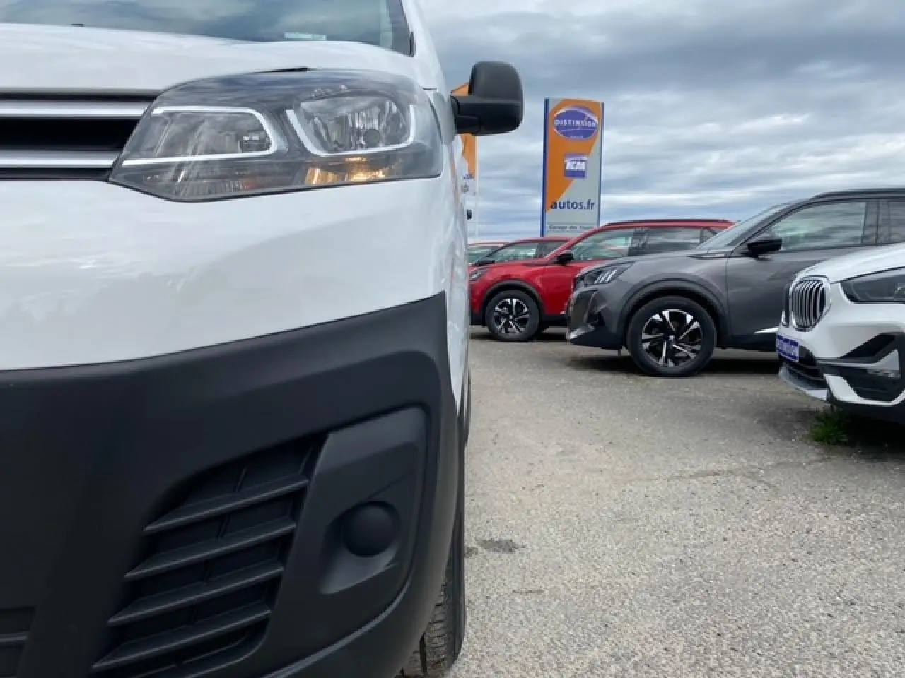 Gros plan sur l'avant gauche blanc du Citroën Jumpy 2019 avec phare allumé et rétroviseur noir.