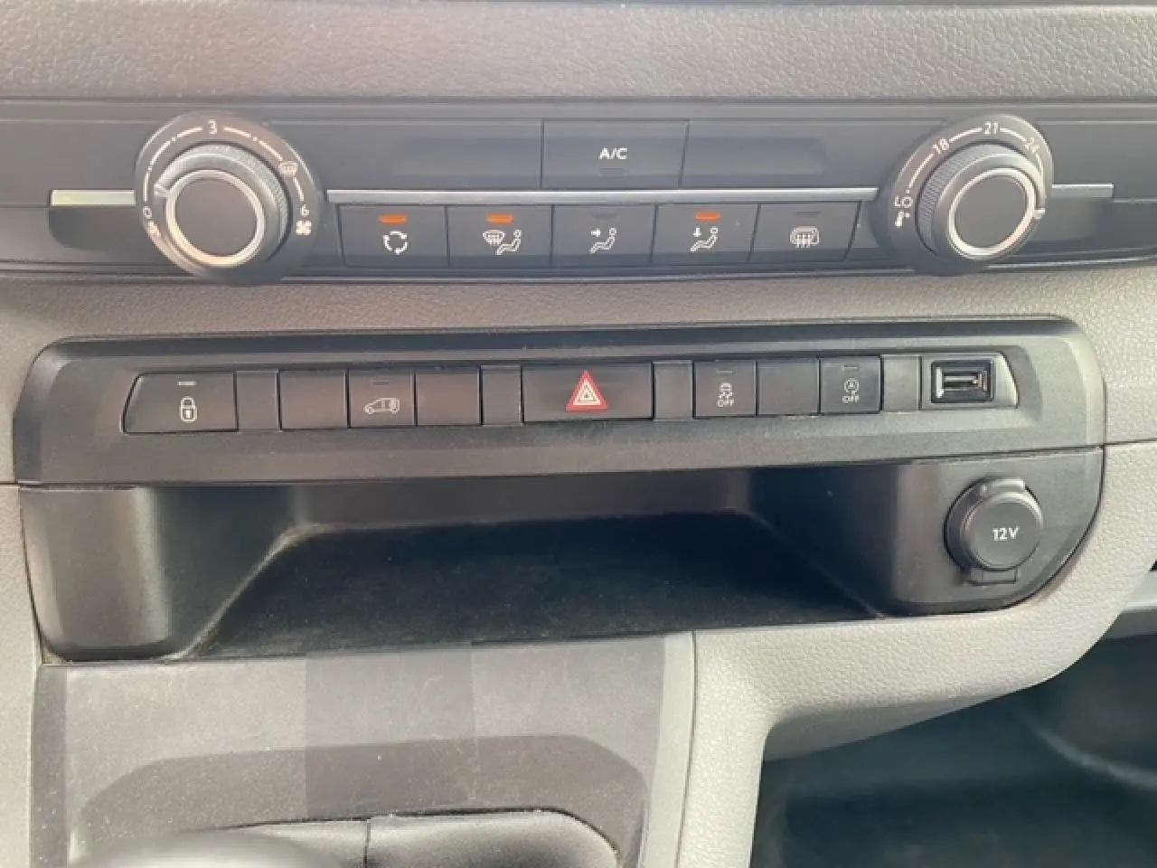 Détail du tableau de bord noir du Citroën Jumpy 2019 avec commandes climatisation et prise 12V visible.