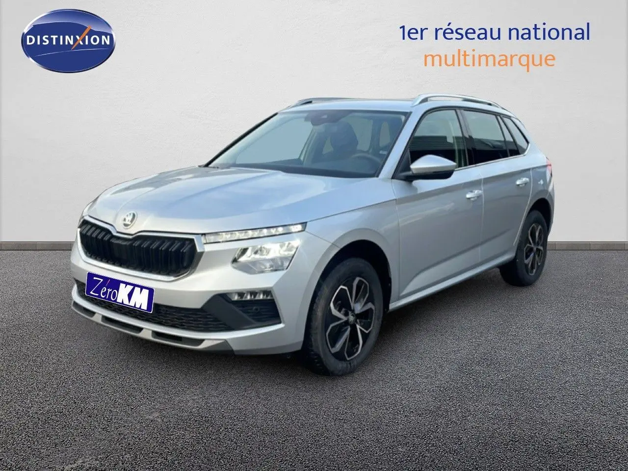 SKODA KAMIQ gris argent métal en 3/4 avant droit, avec calandre noire et jantes alliage bicolores.