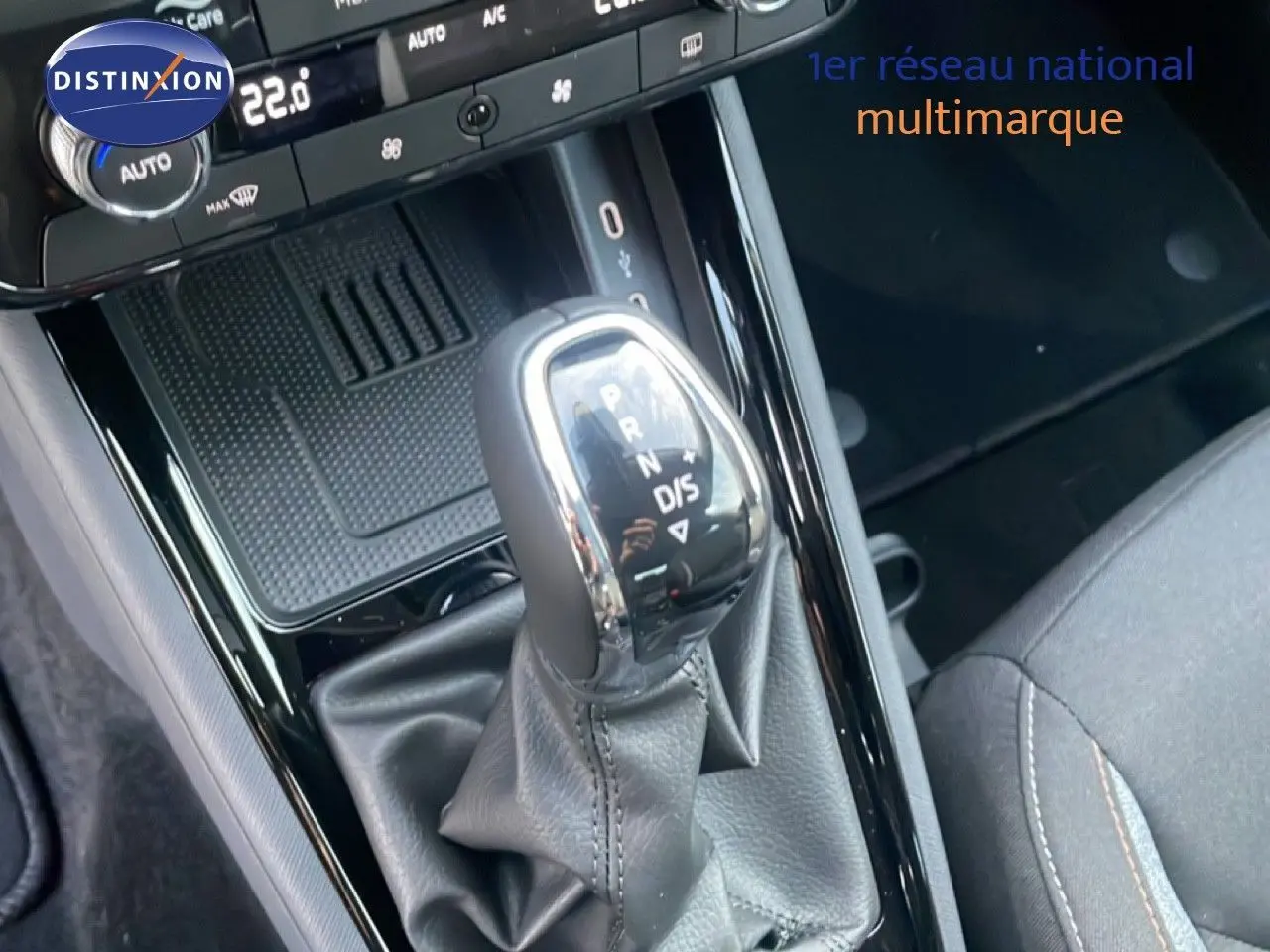 Le levier de vitesses automatique DSG7 de la Skoda Kamiq 2025, vue rapprochée de la console centrale en gris noir.