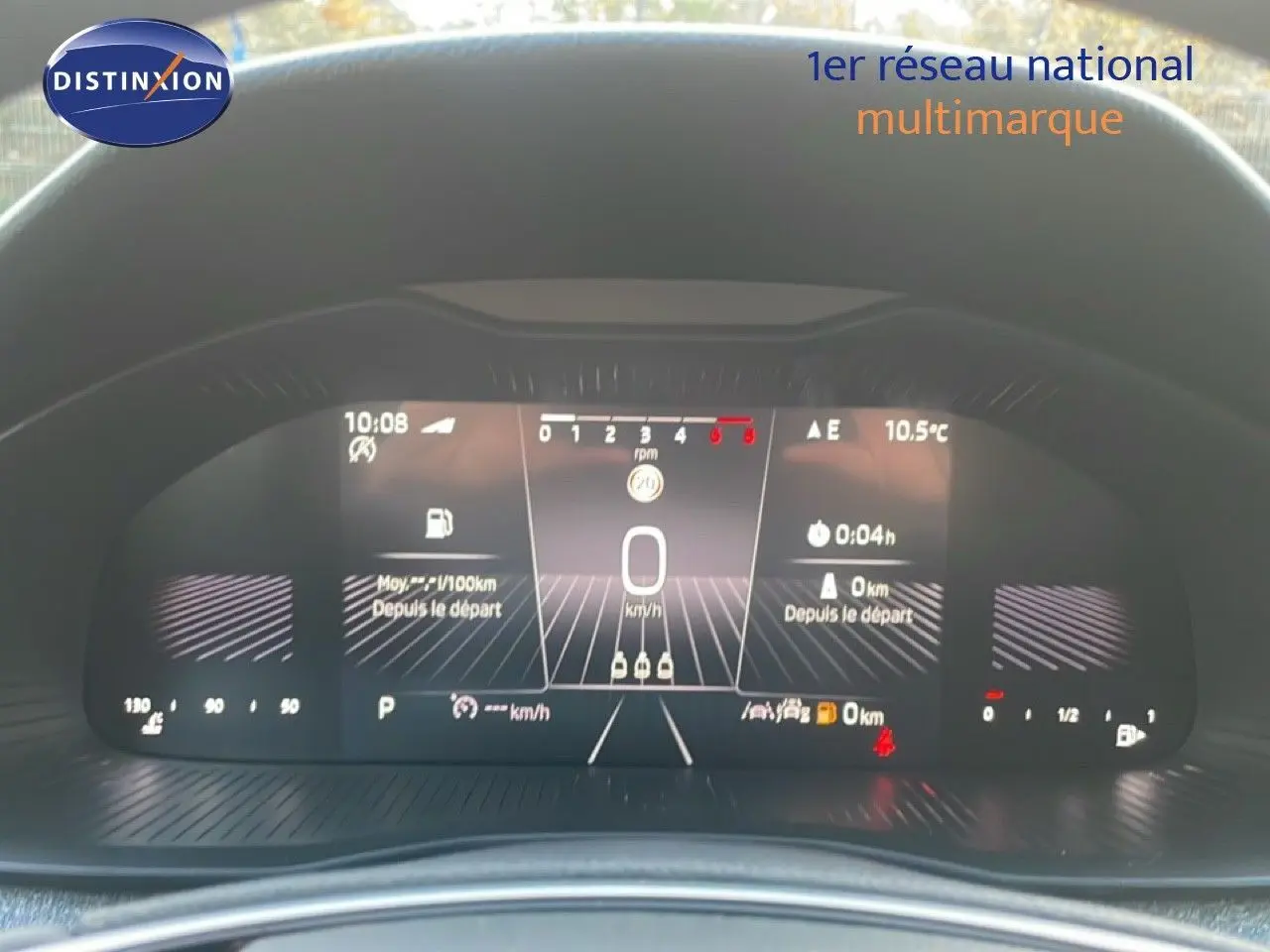 Tableau de bord numérique du Skoda Kamiq 2025 affichant la vitesse à 0 km/h et diverses informations de conduite.