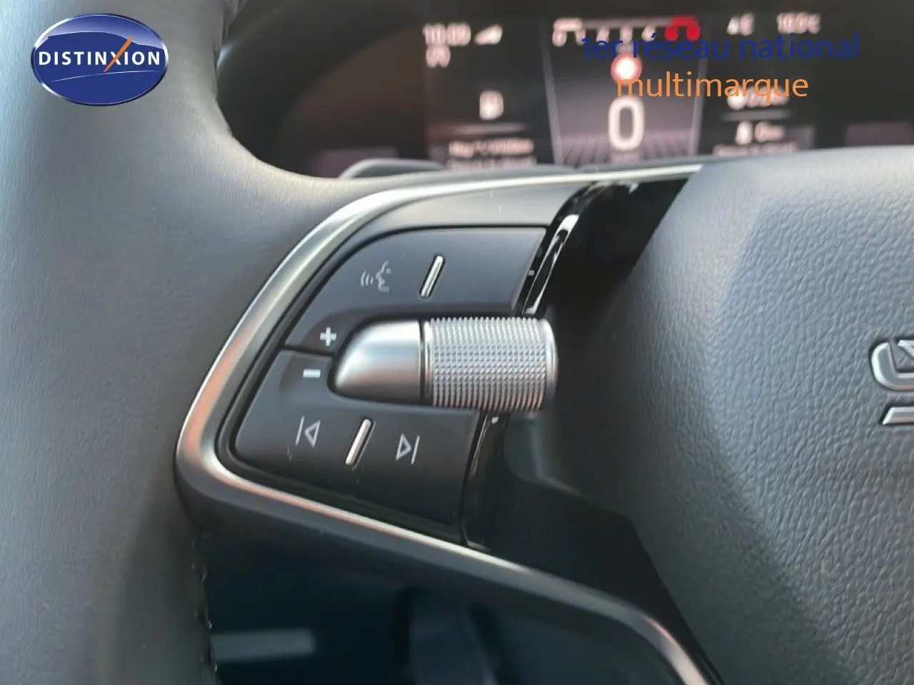 Gros plan sur les commandes multifonctions côté gauche du volant cuir d’un Skoda Kamiq gris argent 2025.